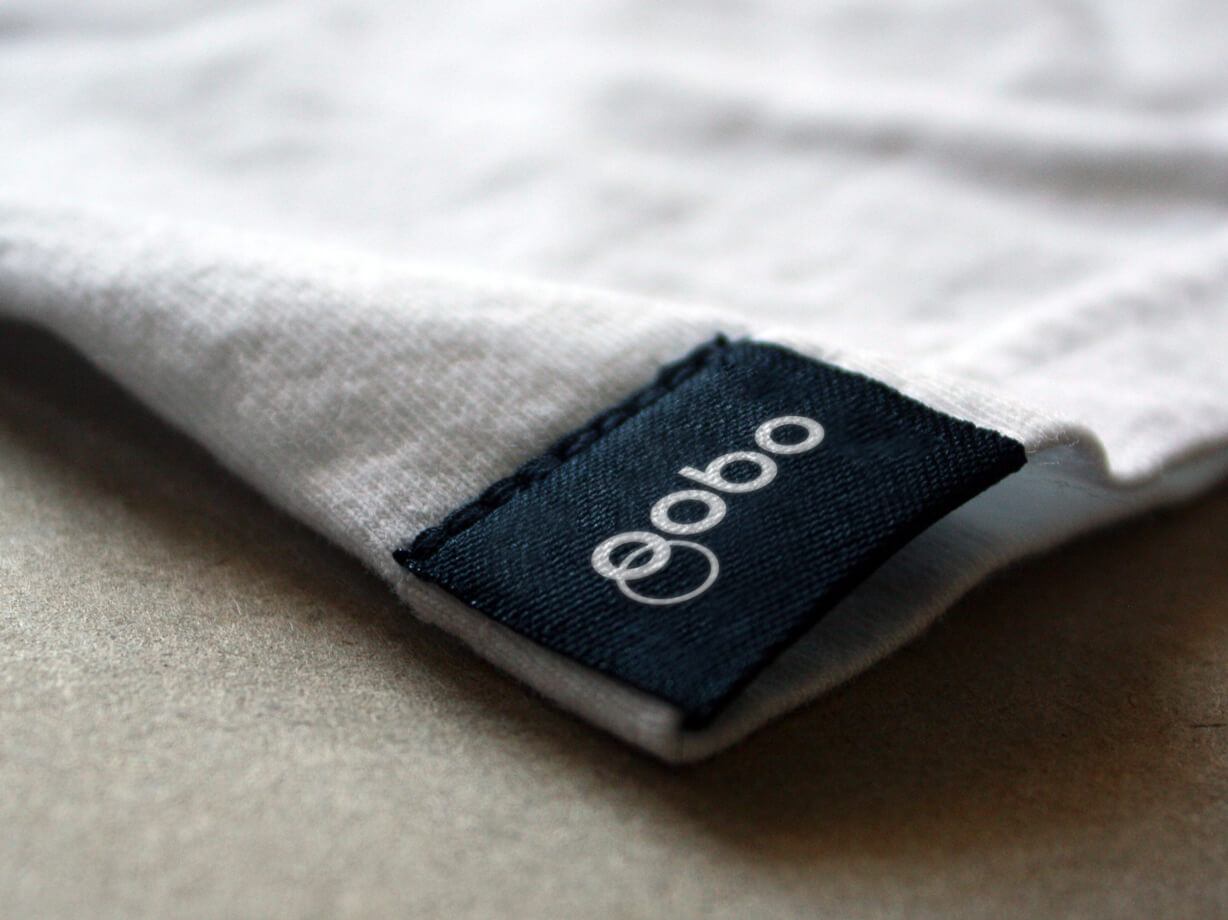 Diseño y desarrollo de identidad visual corporativa para Gobo. Etiqueta exterior prenda.