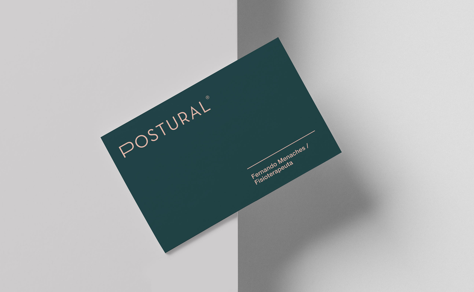 Diseño y desarrollo de identidad visual corporativa para Postural. Detalle tarjeta de visita.