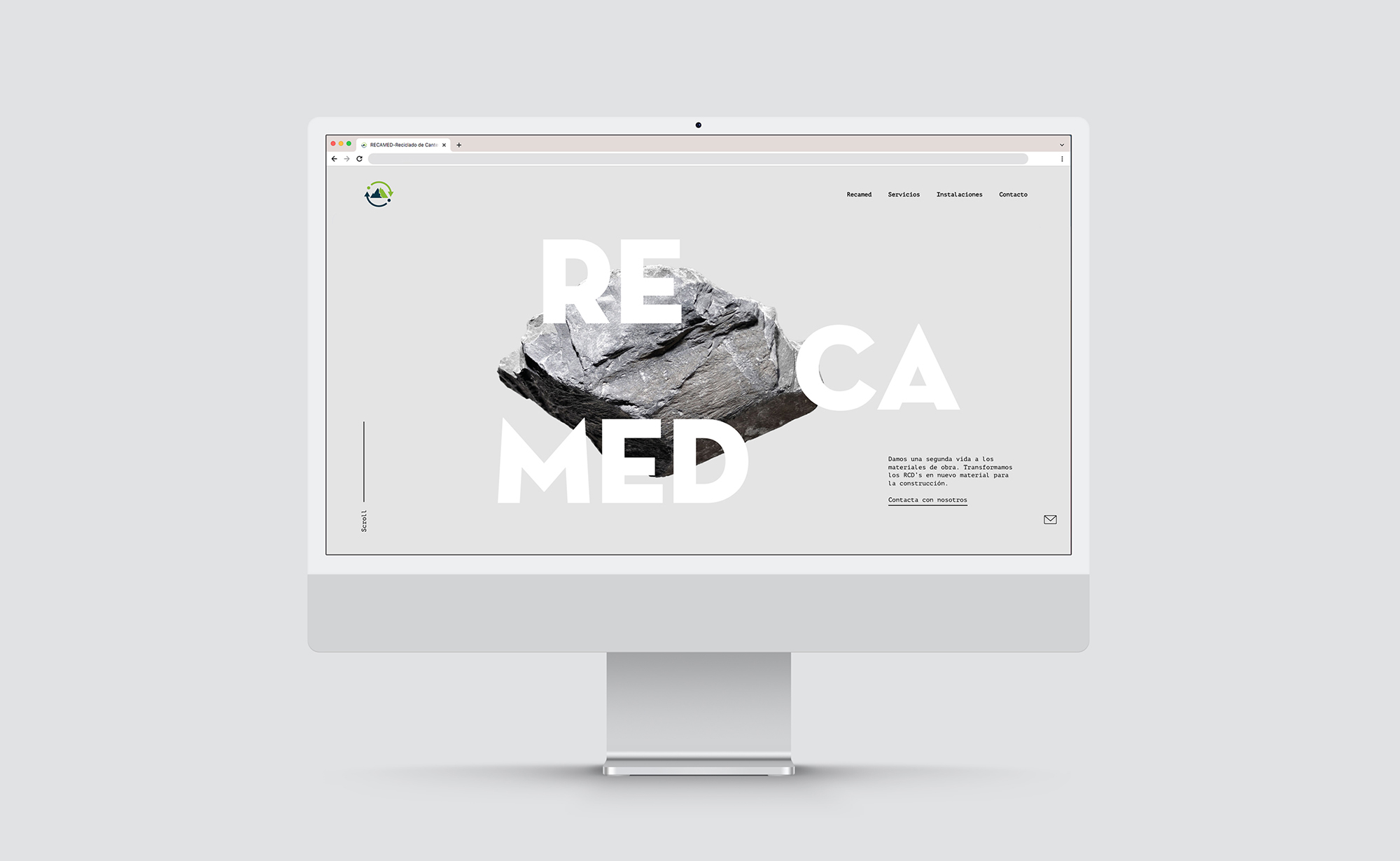 Diseño y desarrollo de website corporativo para Recamed. Vista layout iMac.