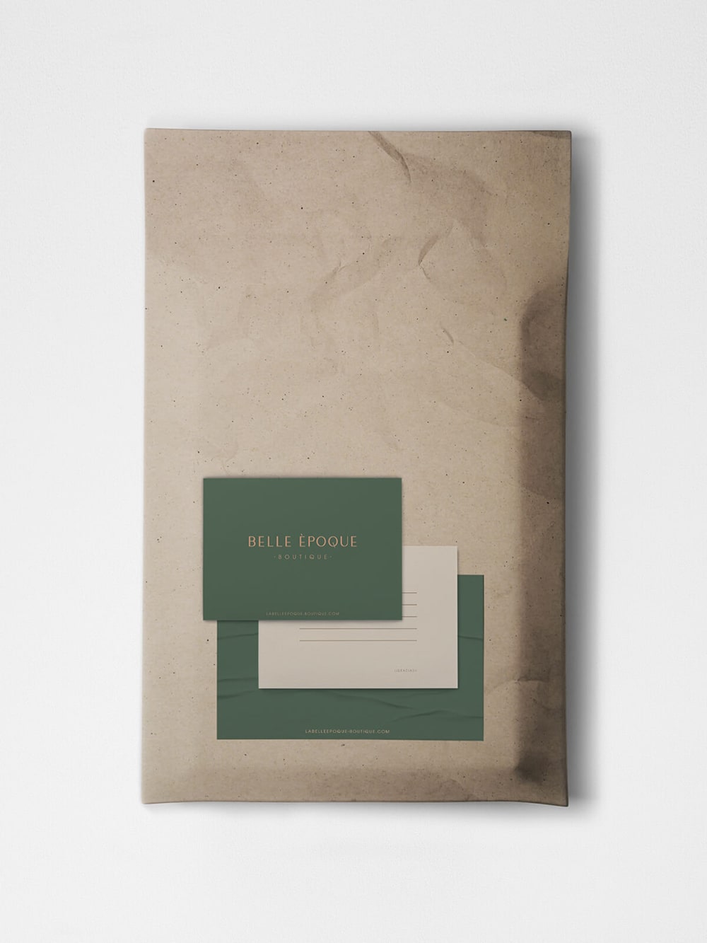 Diseño y desarrollo de identidad visual corporativa para Belle Èpoque. Sobre packaging para envíos.