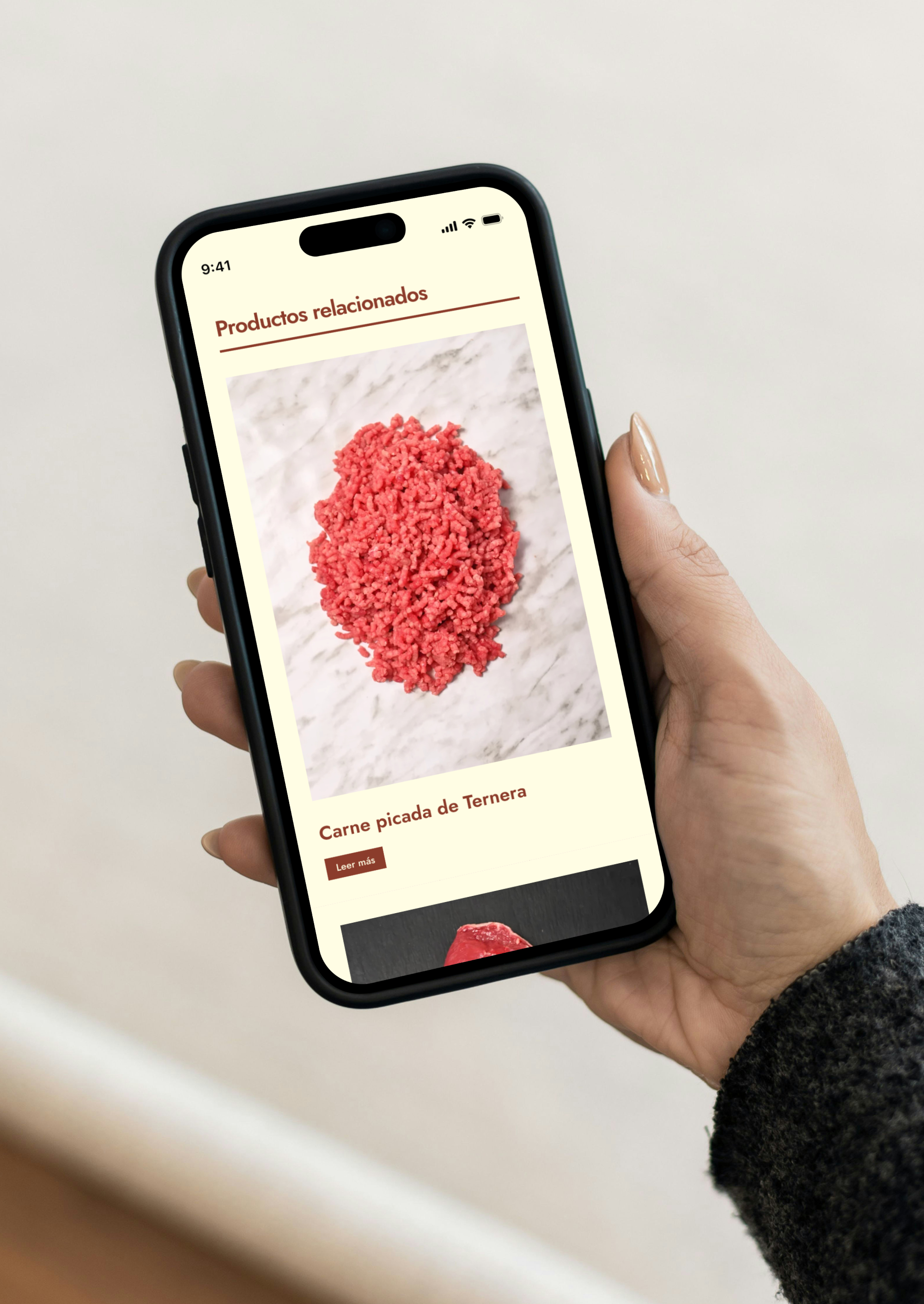 Diseño y desarrollo de website e-commerce para Carnes Campoy. Detalle website en iPhone sostenido por una mano.