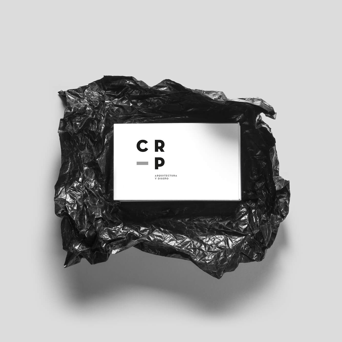 Diseño y desarrollo de identidad visual corporativa para CRP Arquitectura y diseño. Detalle tarjeta de visita.