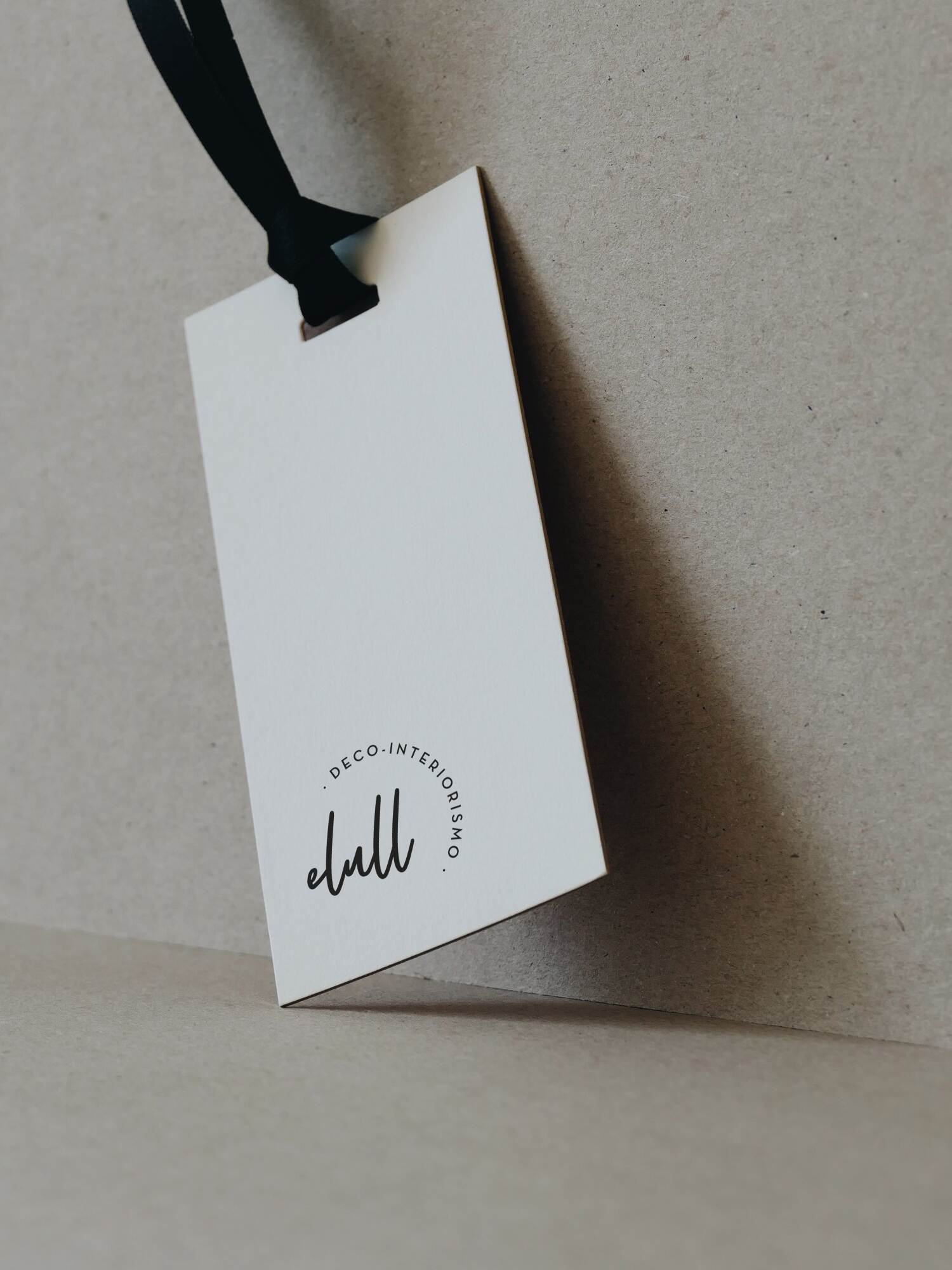 Diseño y desarrollo de identidad visual corporativa para Elull Deco-interiorismo. Detalle etiqueta produto.