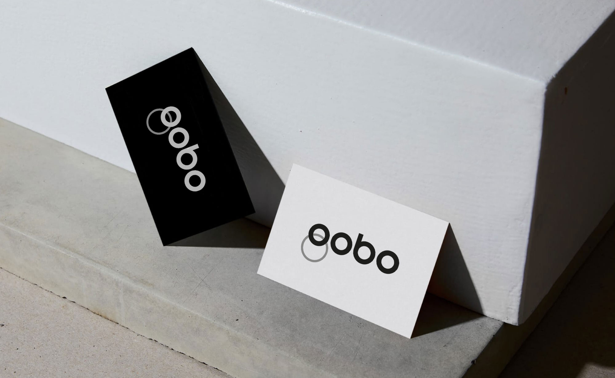 Diseño y desarrollo de identidad visual corporativa para Gobo. Detalle tarjetas de visita.