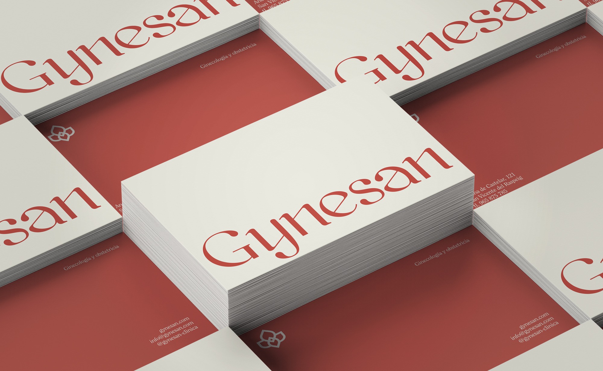 Diseño y desarrollo de identidad visual corporativa para Gynesan. Detalle tarjetas de visita.