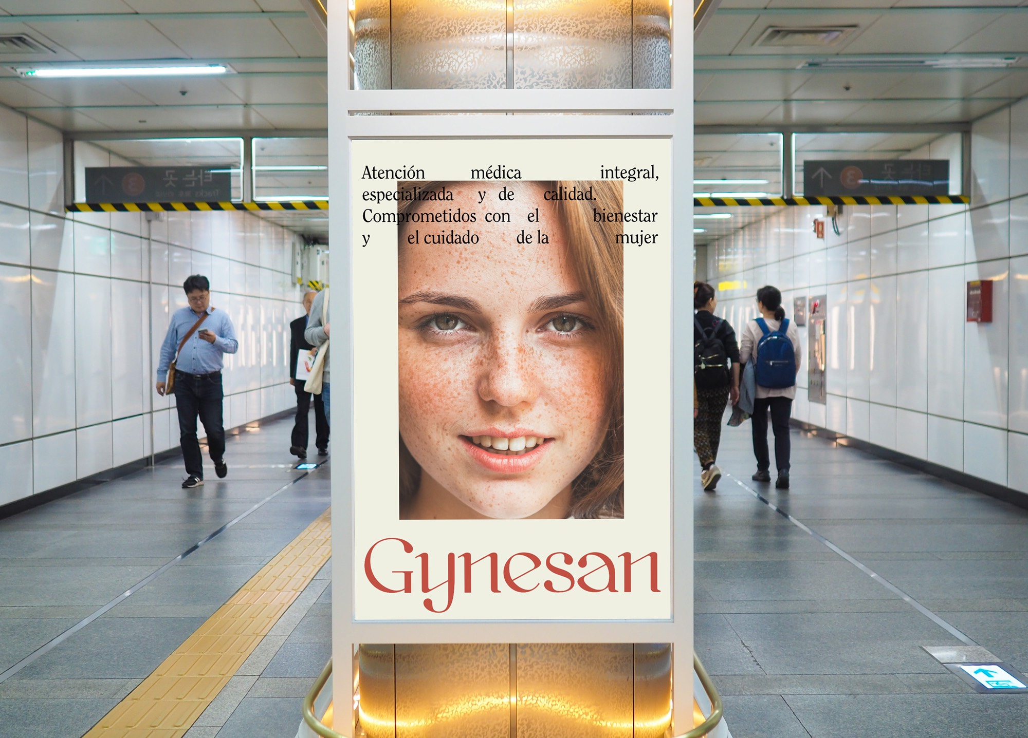 Diseño y desarrollo de identidad visual corporativa para Gynesan. Detalle mupi en estación de metro.