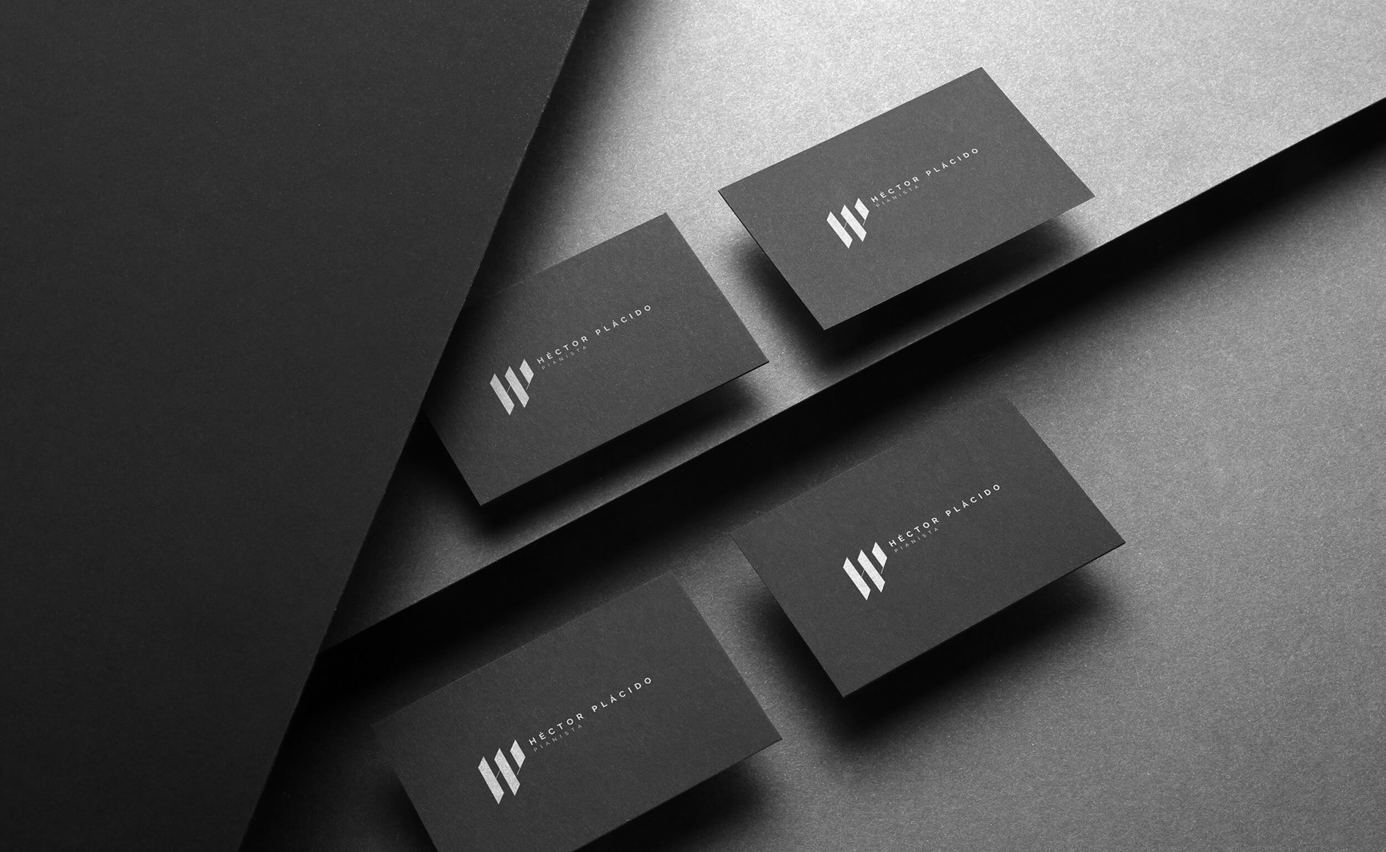 Diseño y desarrollo de identidad visual corporativa para Héctor Plácido, pianista. Tarjetas de visita.