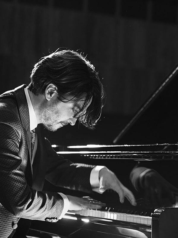 Diseño y desarrollo de identidad visual corporativa para Héctor Plácido, pianista. Foto Héctor Plácido.