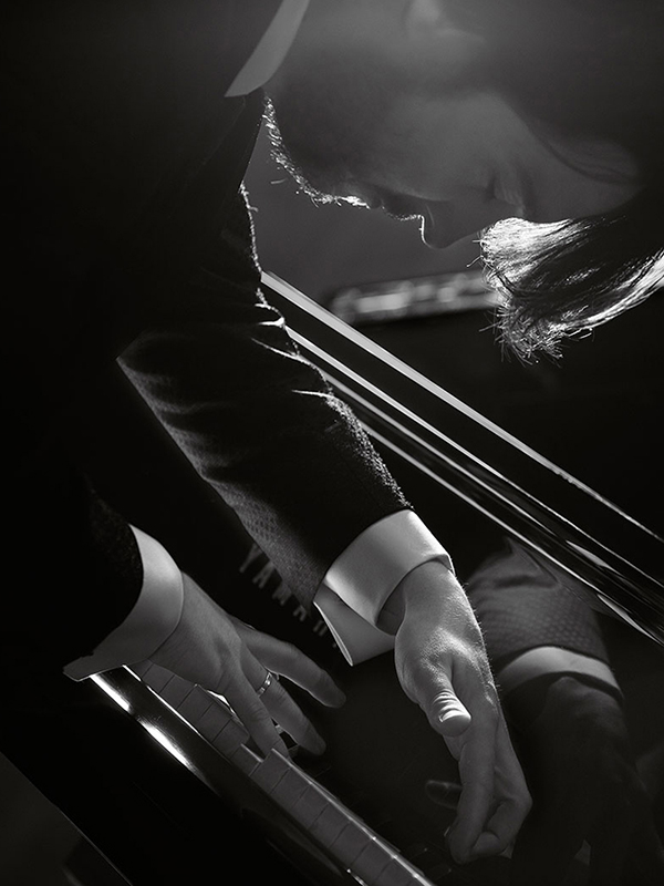 Diseño y desarrollo de identidad visual corporativa para Héctor Plácido, pianista. Foto Héctor Plácido. Detalle manos.
