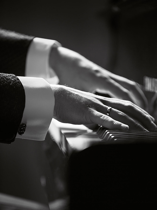 Diseño y desarrollo de identidad visual corporativa para Héctor Plácido, pianista. Foto Héctor Plácido.