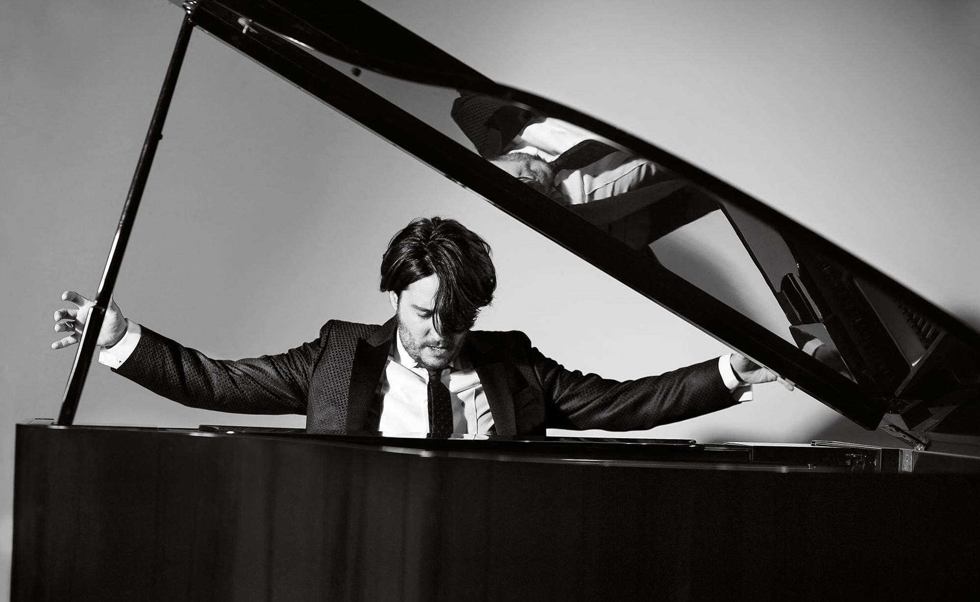Diseño y desarrollo de identidad visual corporativa para Héctor Plácido, pianista. Detalle foto actuación.