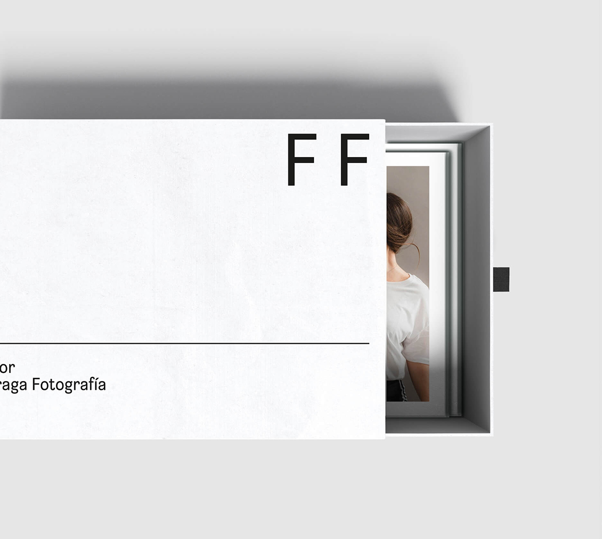 Diseño y desarrollo de identidad visual corporativa para Igor Fraga Fotografía. Detalle packaging.
