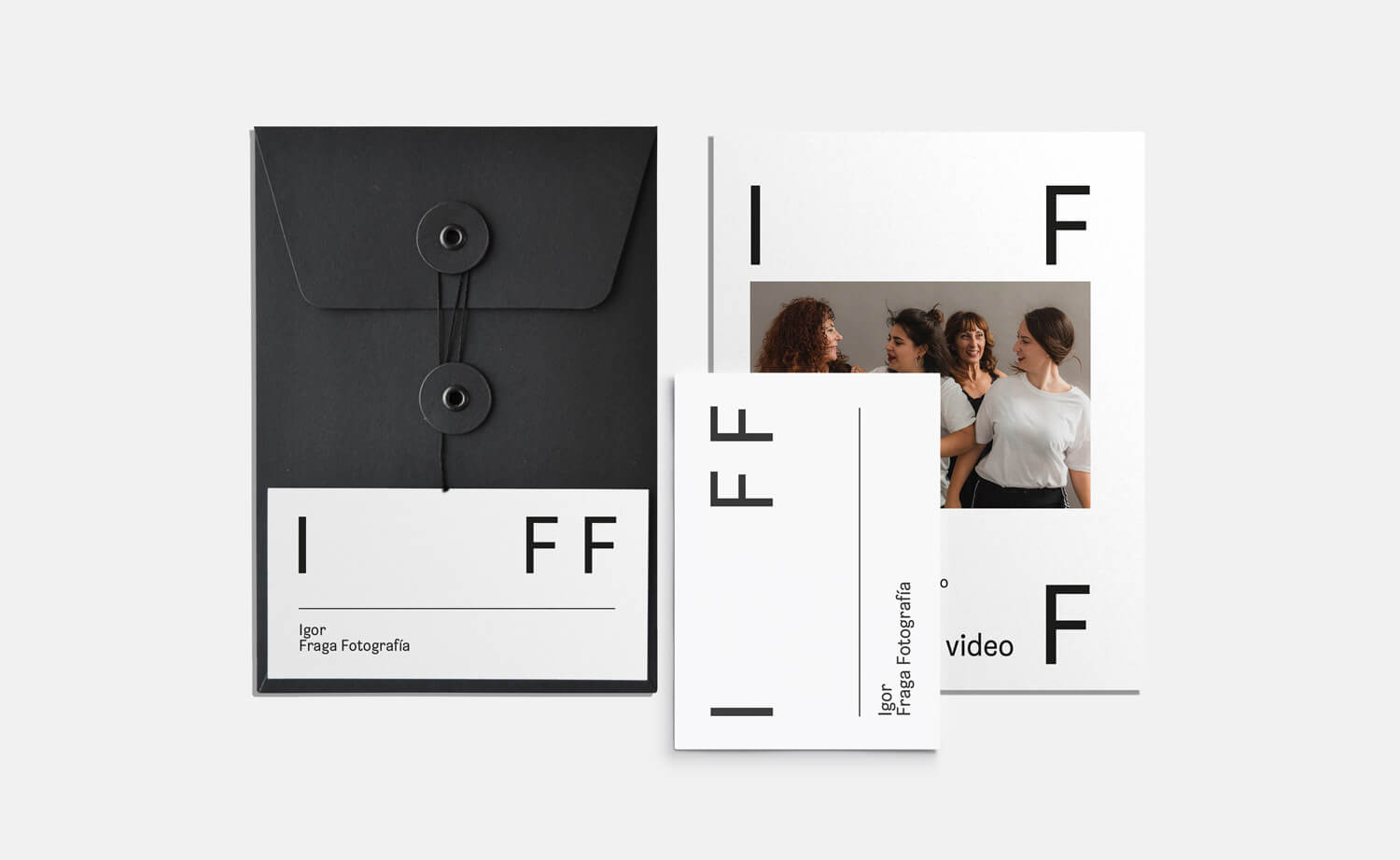 Diseño y desarrollo de identidad visual corporativa para Igor Fraga Fotografía. Detalle sobre tipo y tarjetón.