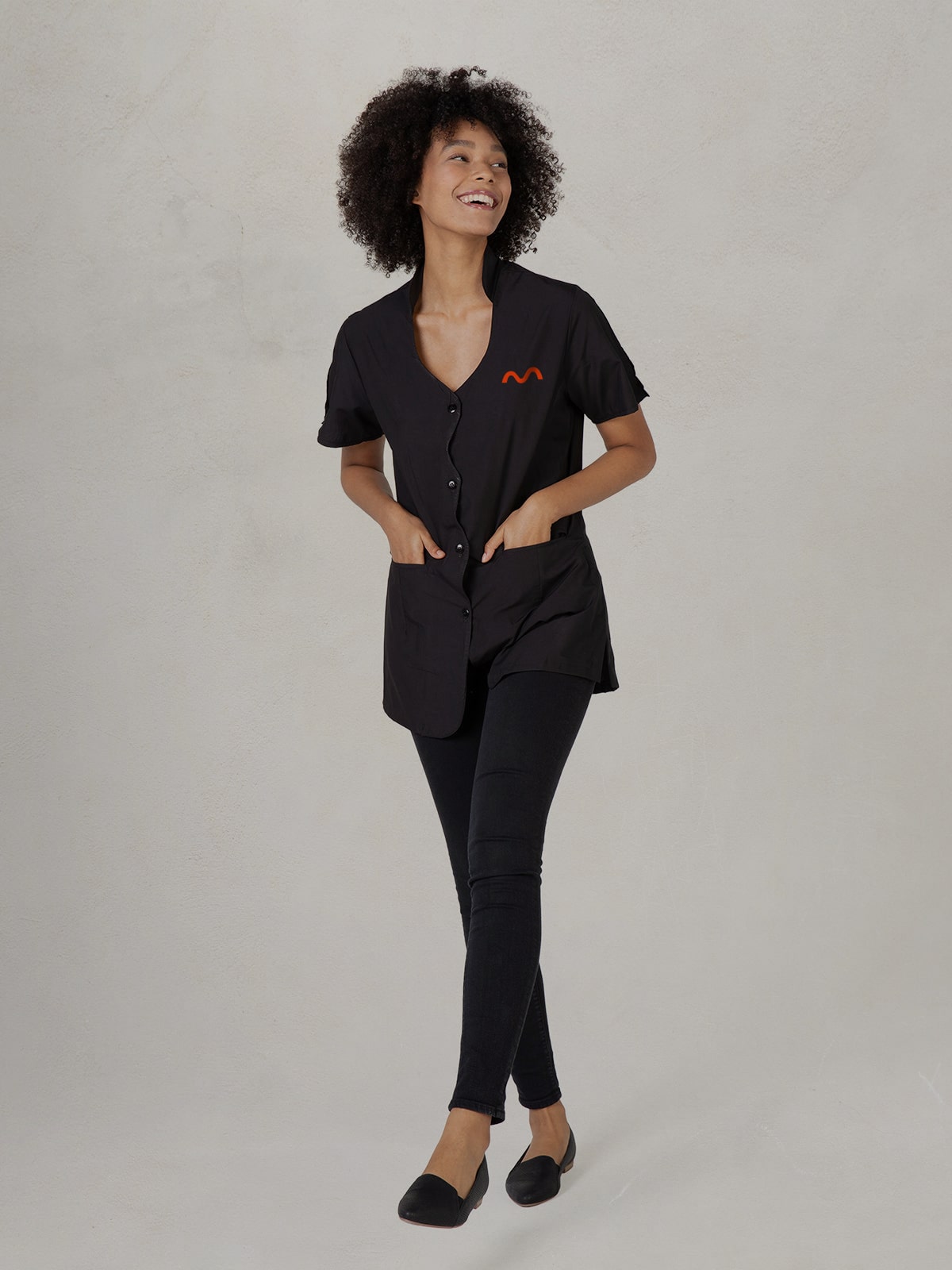 Diseño y desarrollo de identidad visual corporativa para LaMari. Detalle indumentaria corporativa.