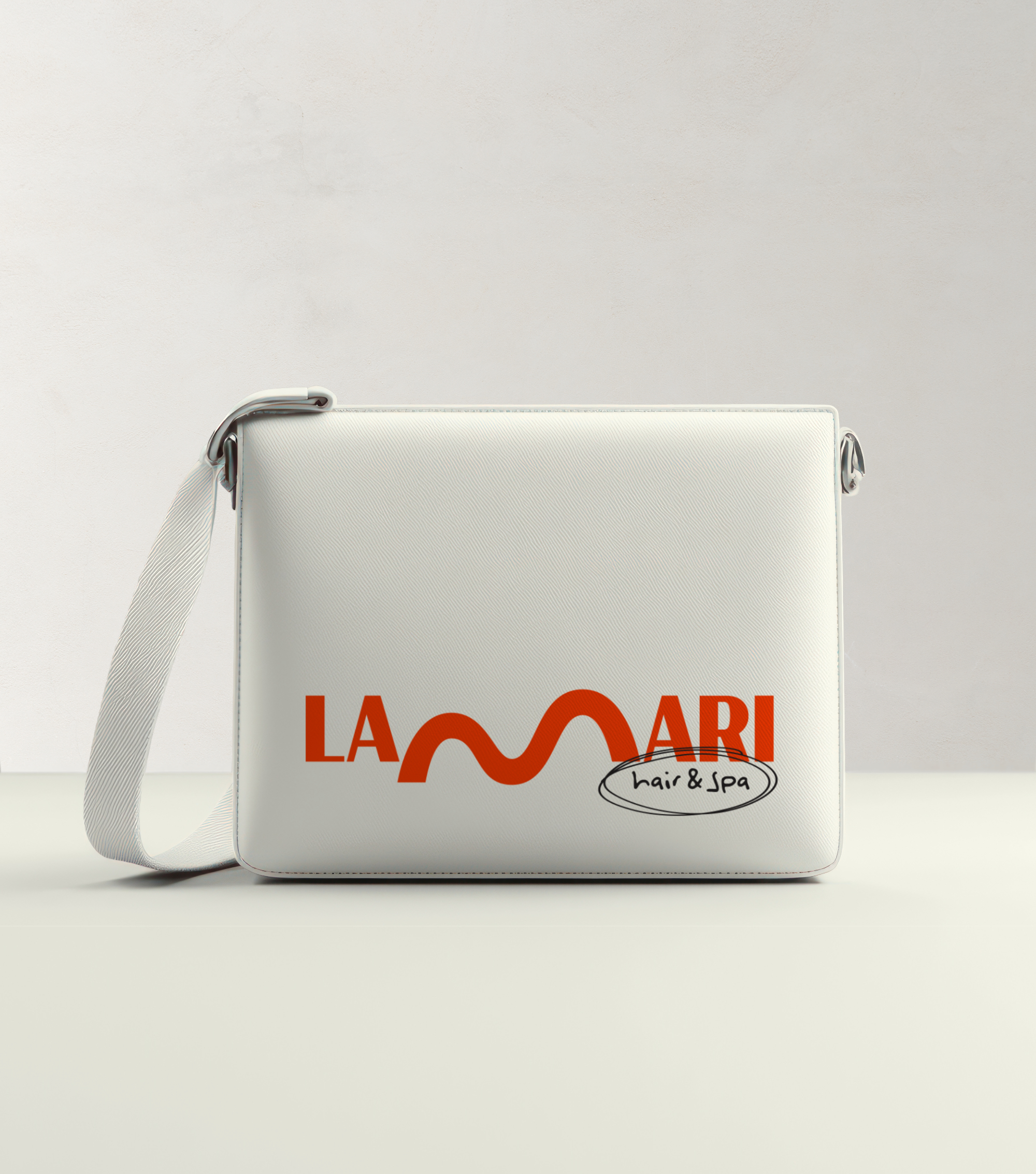 Diseño y desarrollo de identidad visual corporativa para LaMari. Bolsa para cosméticos.