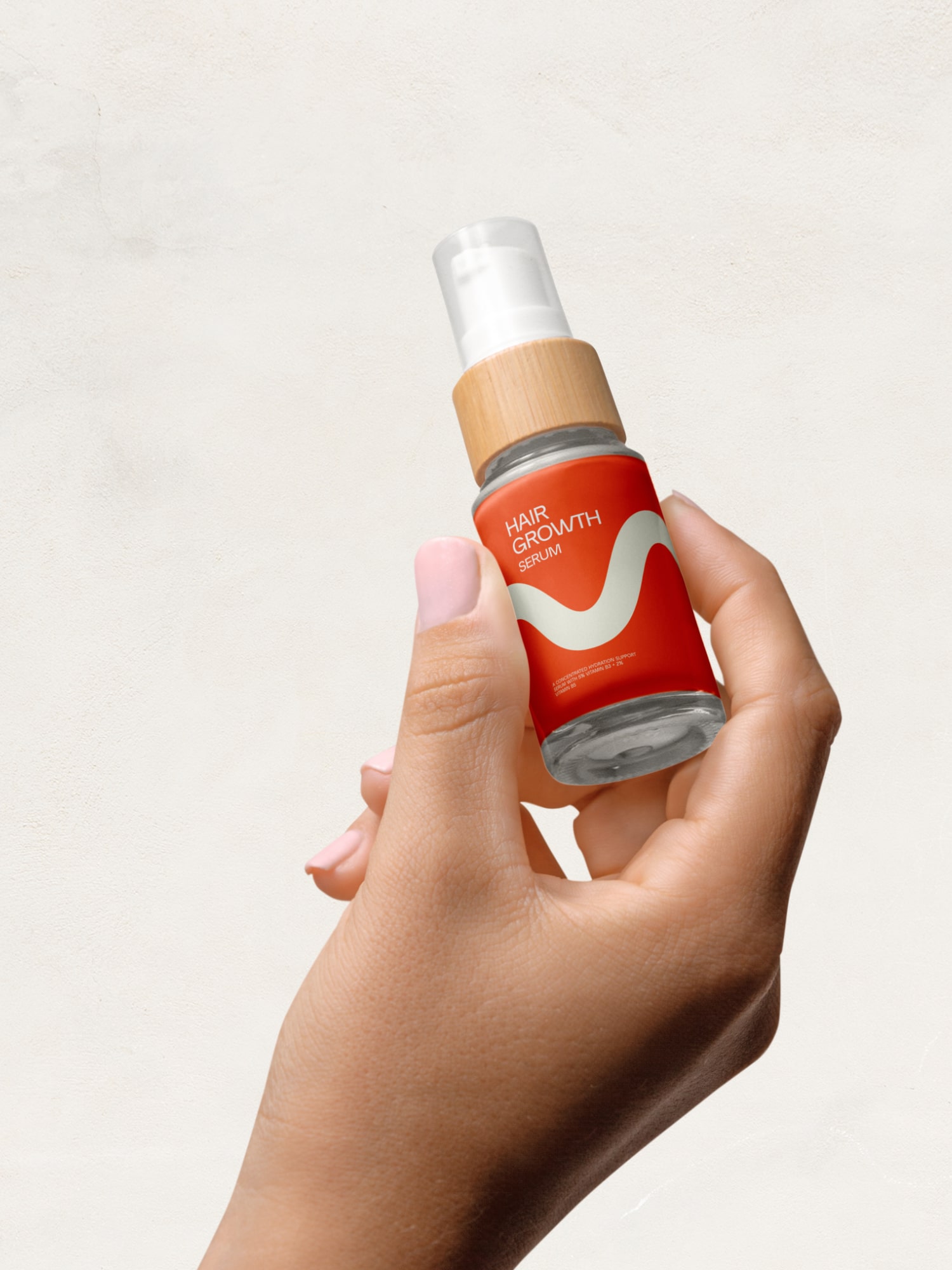 Diseño y desarrollo de identidad visual corporativa para LaMari. Mano sosteniendo botella.