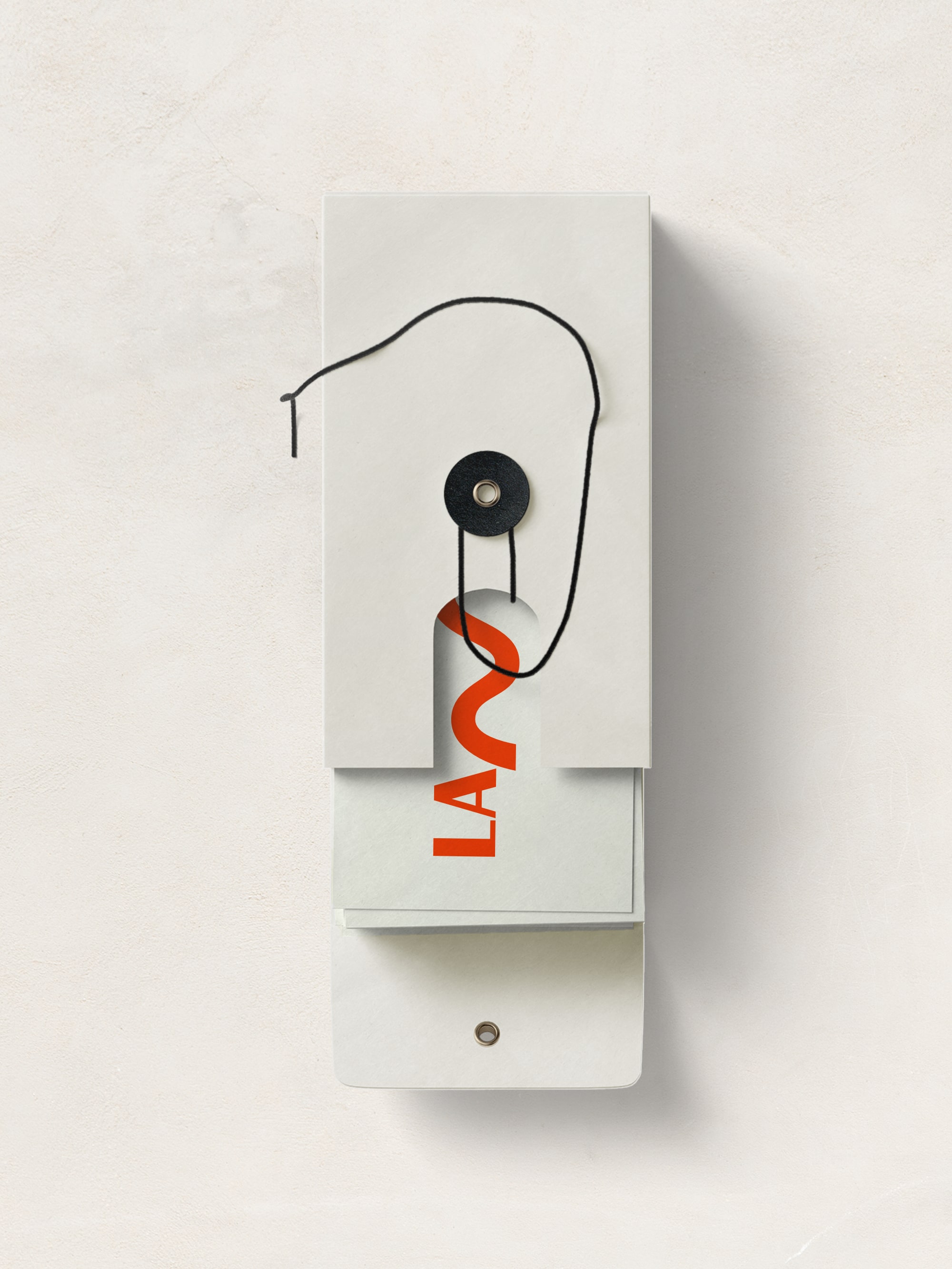 Diseño y desarrollo de identidad visual corporativa para LaMari. Detalle card holder.