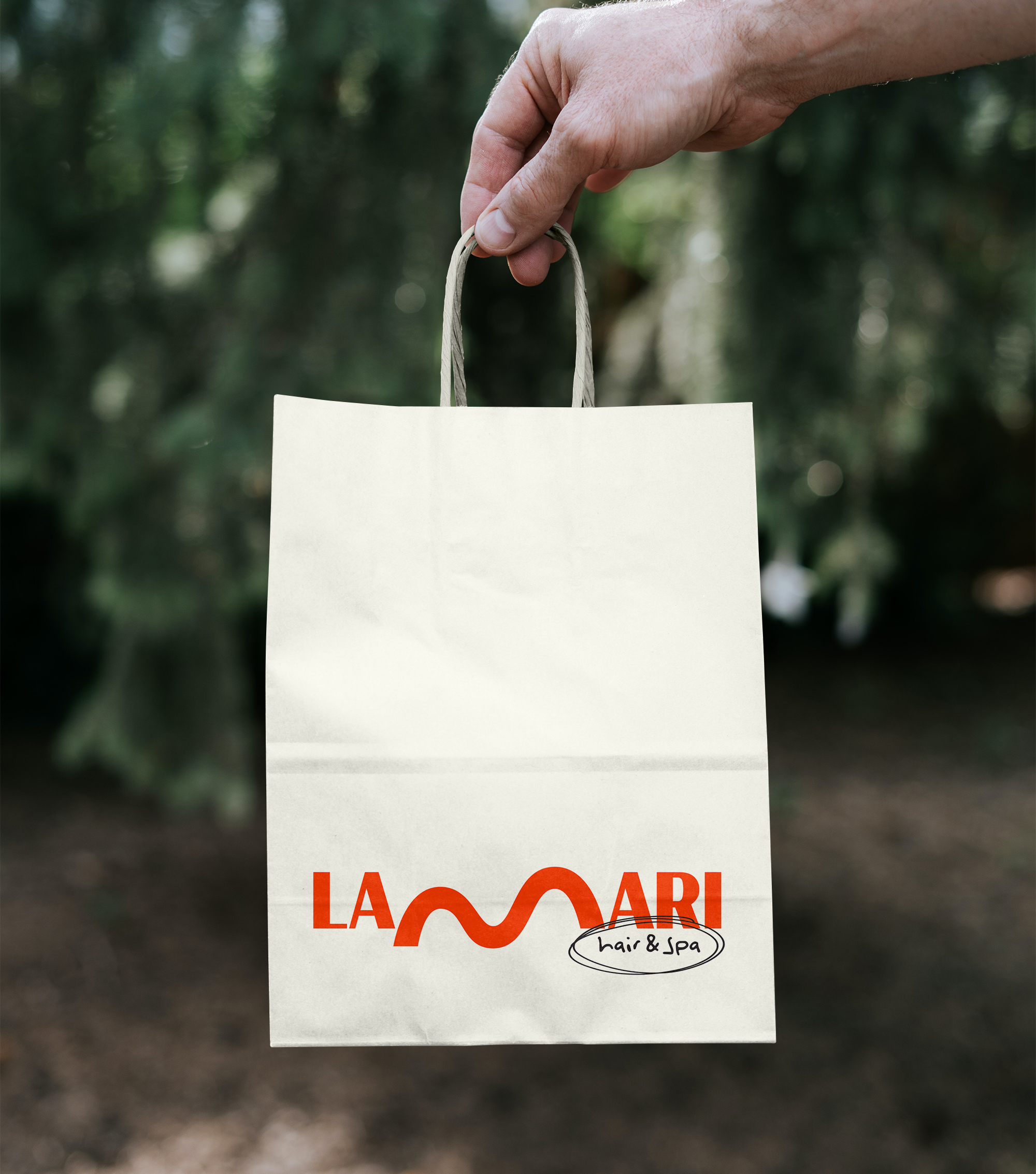 Diseño y desarrollo de identidad visual corporativa para LaMari. Bolsa de papel colgada de una puerta.