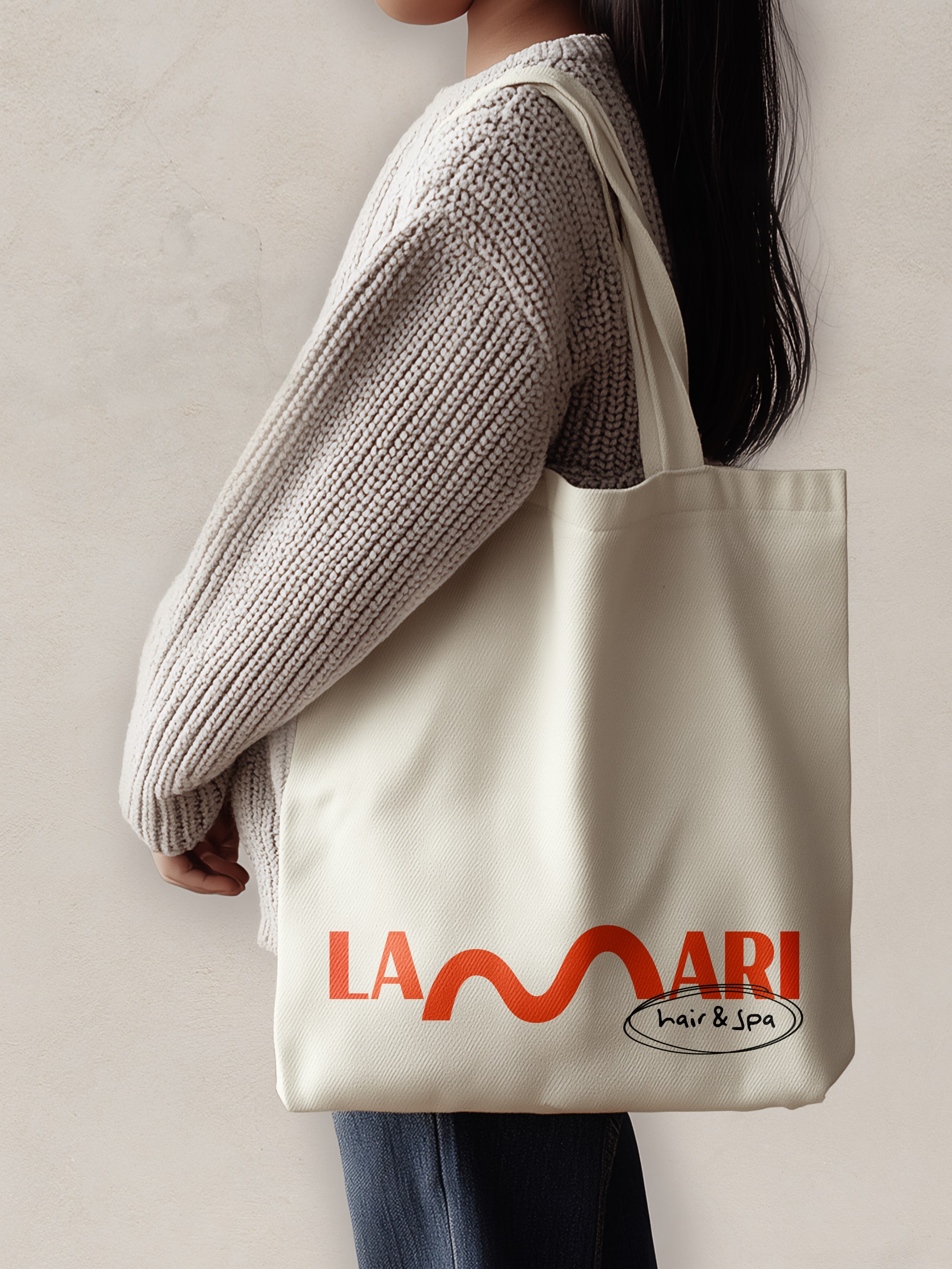 Diseño y desarrollo de identidad visual corporativa para LaMari. Bolsa de algodón con logotipo.