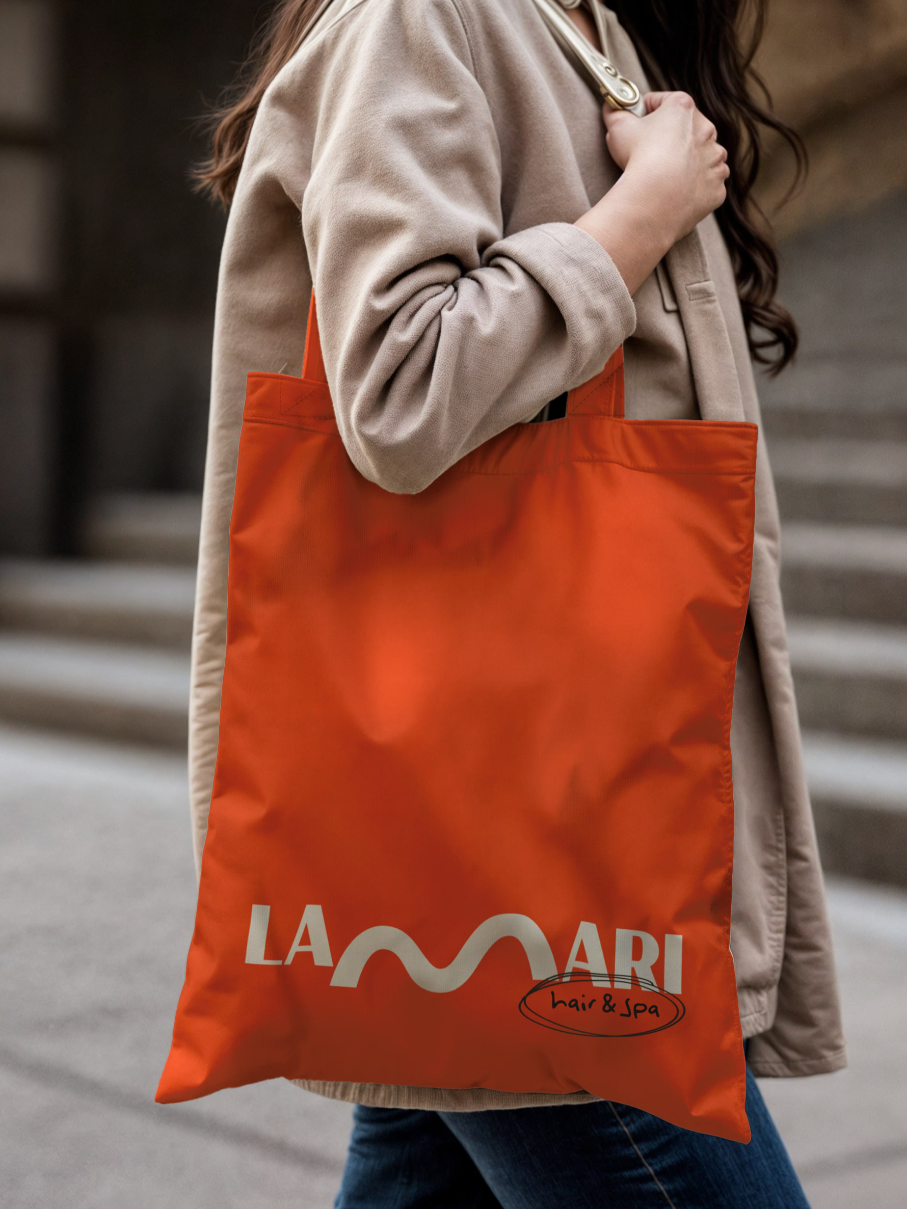 Diseño y desarrollo de identidad visual corporativa para LaMari. Mujer con bolsa de algodón colgando.