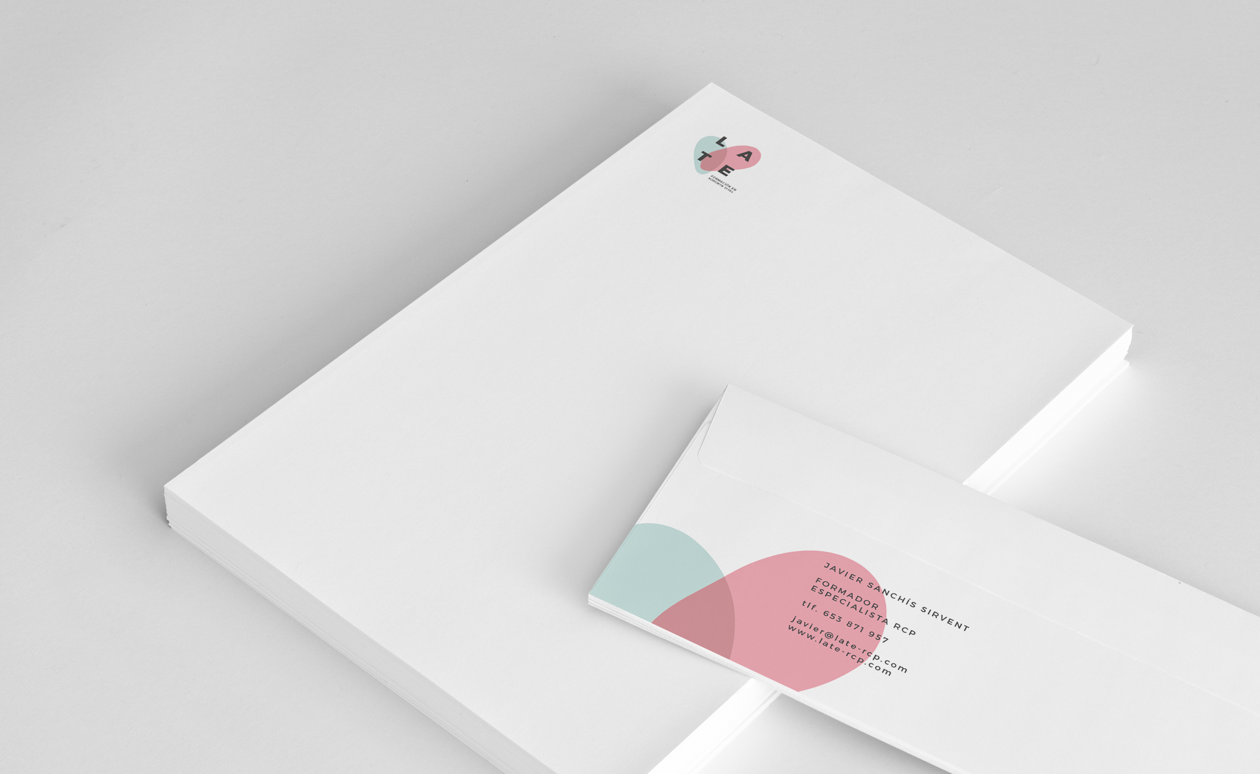 Diseño y desarrollo de identidad visual corporativa para Late, formación en soporte vital. Detalle hojas tipo y sobre.
