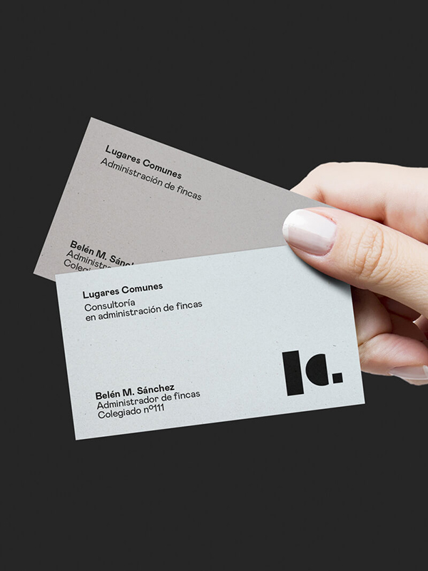 Diseño y desarrollo de identidad visual corporativa para Lugares Comunes. Detalle business card on hand.