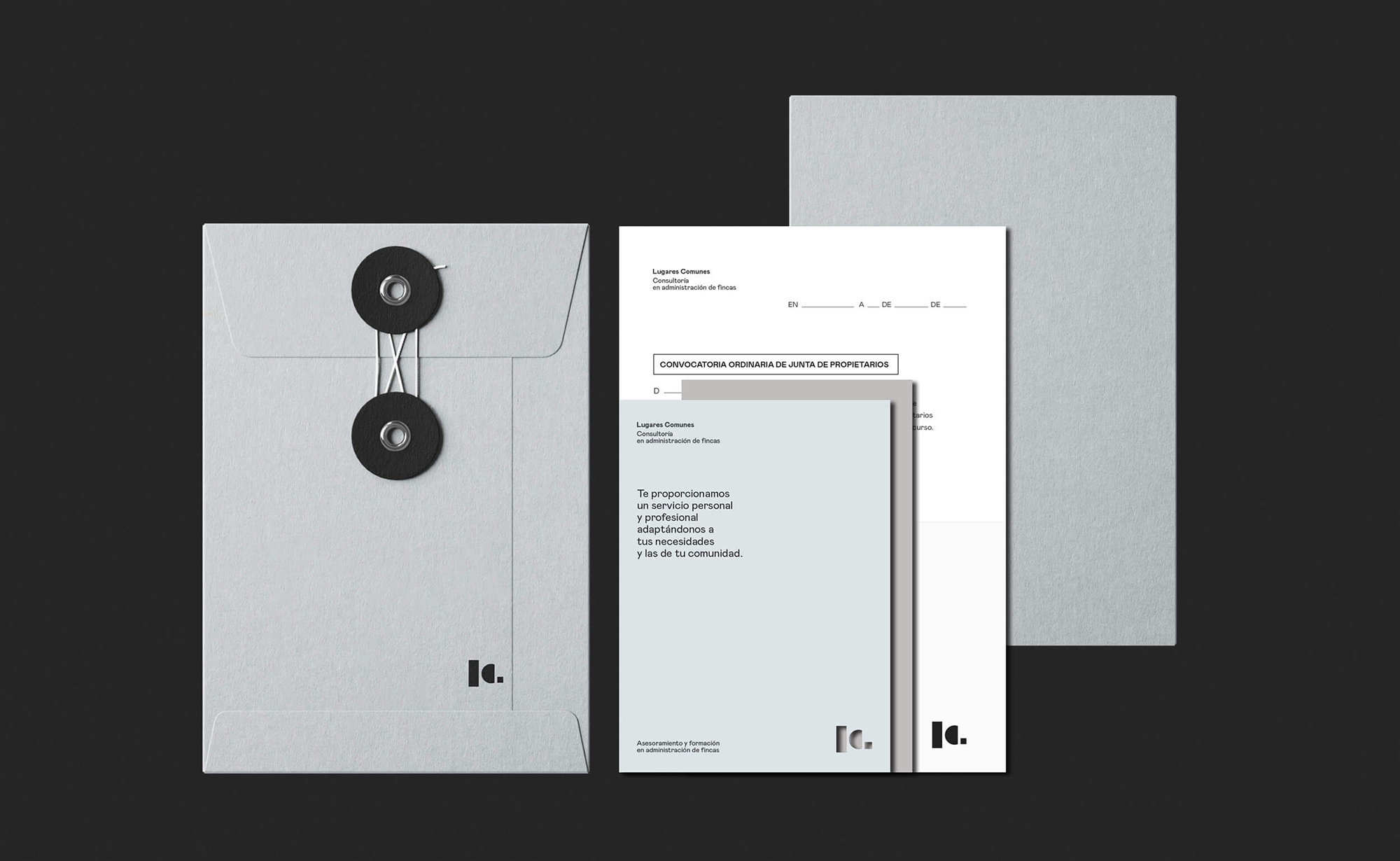 Diseño y desarrollo de identidad visual corporativa para Lugares Comunes. Detalle papelería corporativa.