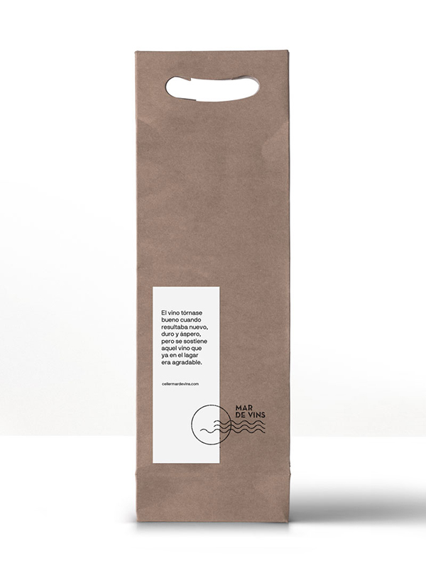 Diseño y desarrollo de identidad visual corporativa para Celler Mar de Vins. Packaging para botella.
