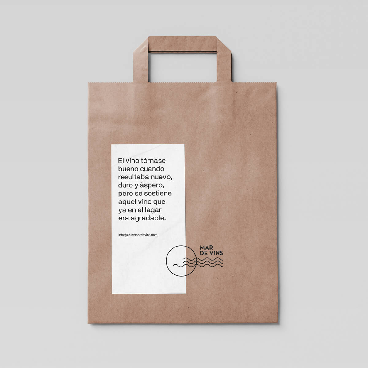 Diseño y desarrollo de identidad visual corporativa para Celler Mar de Vins. Diseño de bolsa.