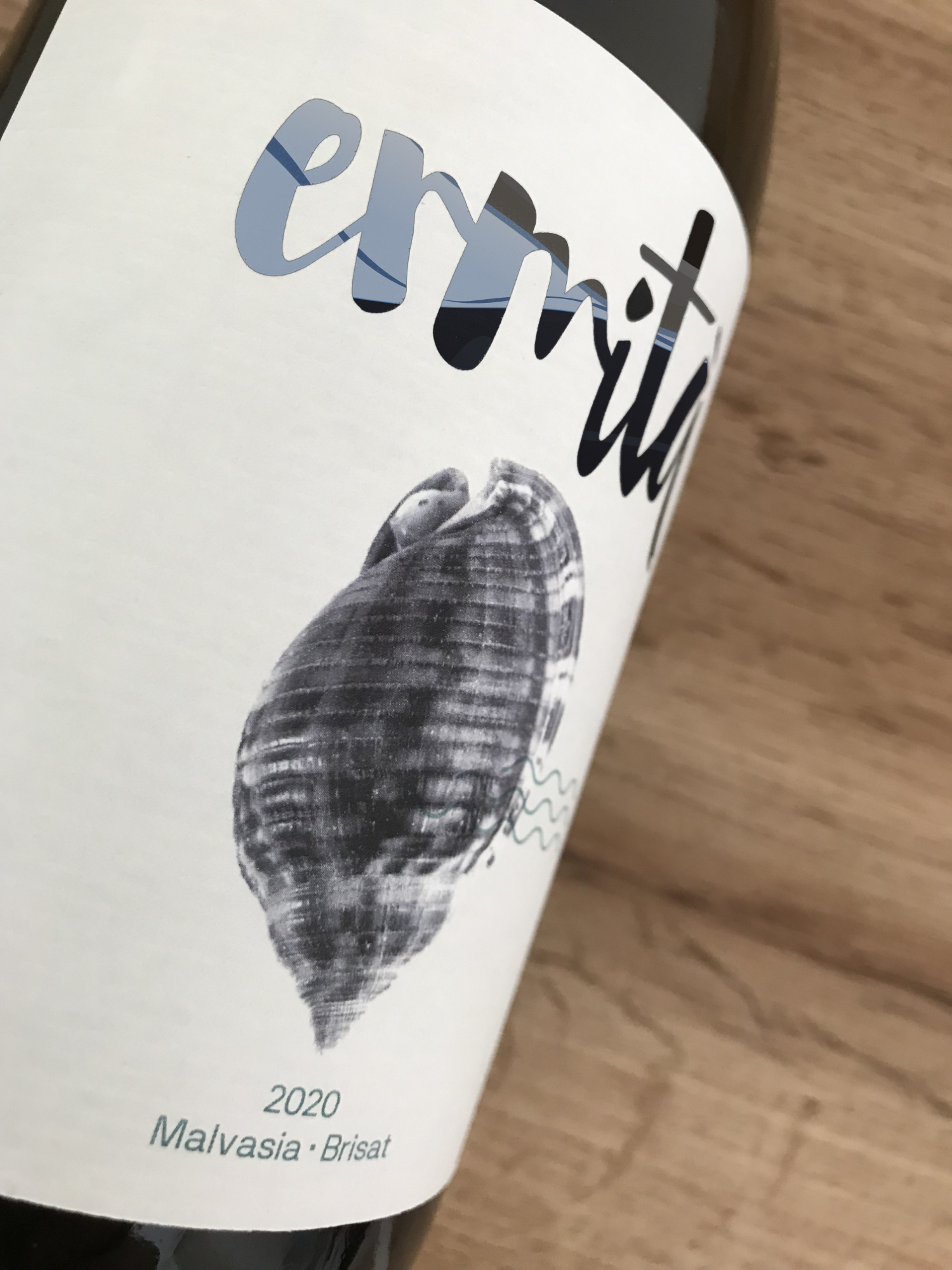 Diseño y desarrollo de identidad visual corporativa para Celler Mar de Vins. Detalle etiqueta 1.