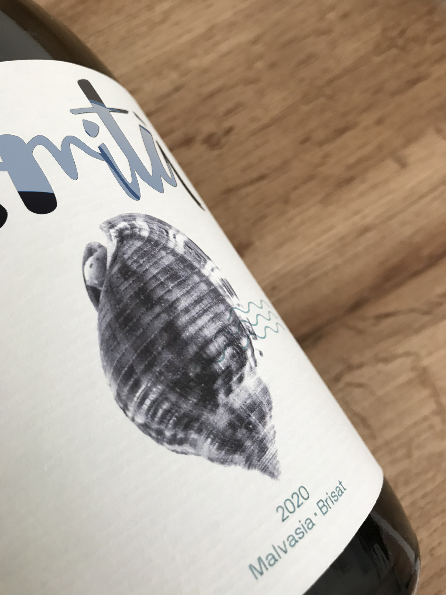 Diseño y desarrollo de identidad visual corporativa para Celler Mar de Vins. Detalle etiqueta 2.