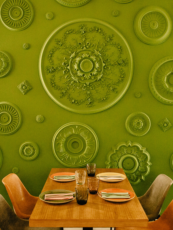 Diseño y desarrollo de identidad visual corporativa para restaurante Mondo. Fotografía detalle decoración pared.