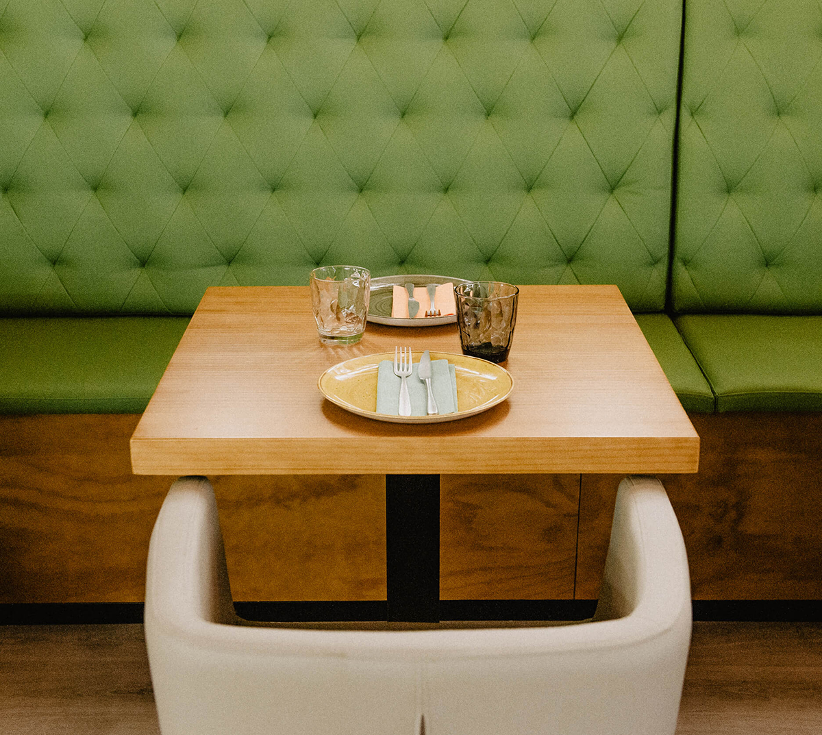 Diseño y desarrollo de identidad visual corporativa para restaurante Mondo. Fotografía detalle mesa interior restaurante.