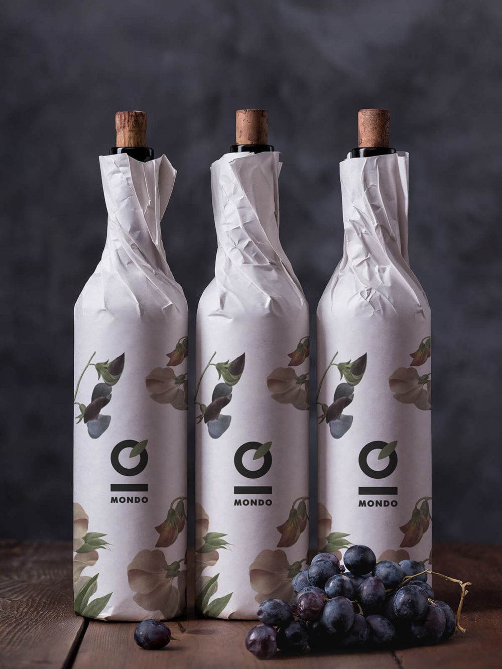 Diseño y desarrollo de identidad visual corporativa para restaurante Mondo. Detalle packaging para vino.