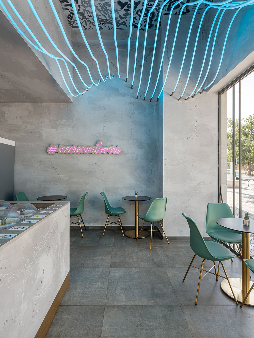 Diseño y desarrollo de identidad visual corporativa para NOI Gelato&Co. Vista detalle interiorismo.