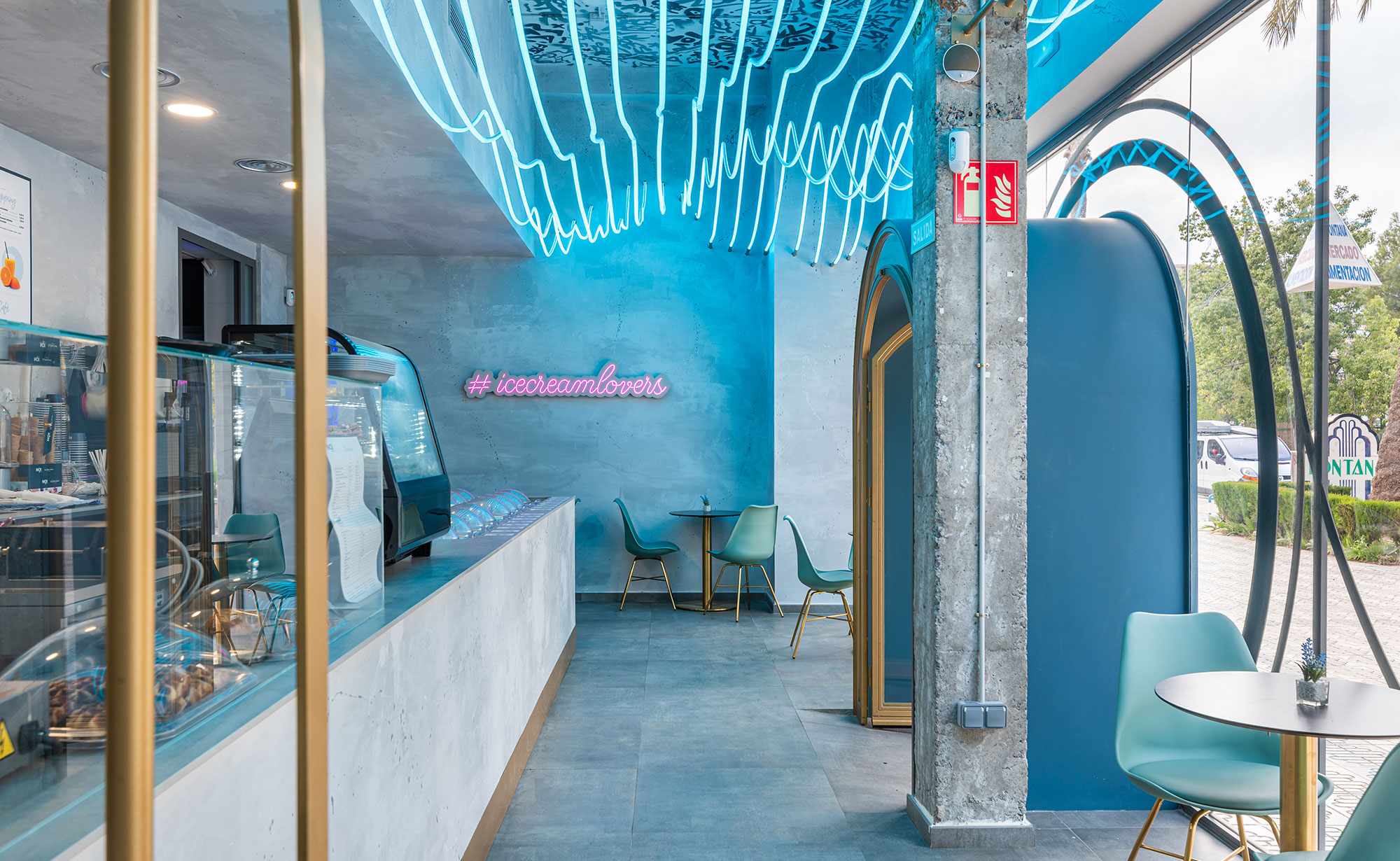 Diseño y desarrollo de identidad visual corporativa para NOI Gelato&Co. Detalle interior establecimiento.
