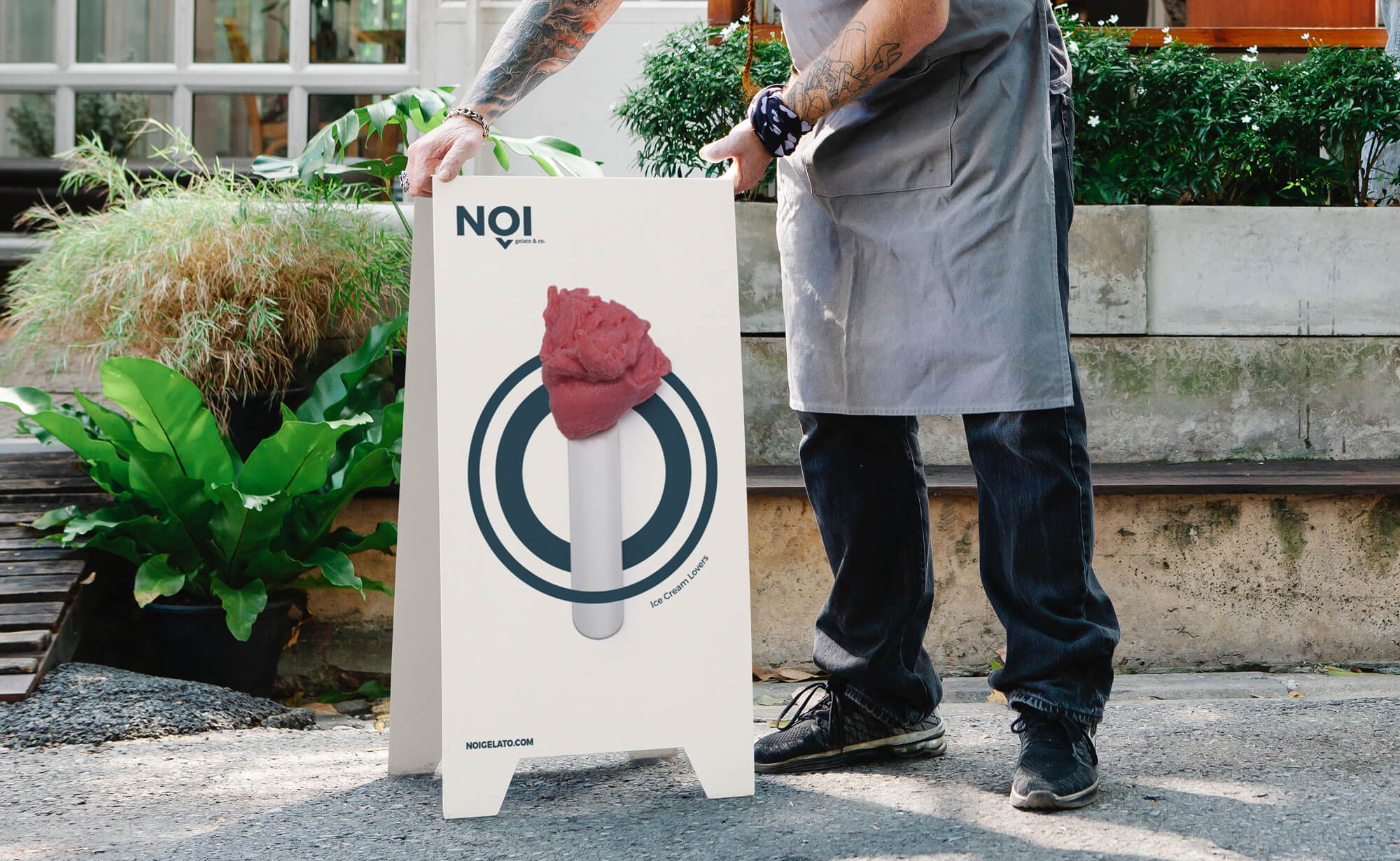 Diseño y desarrollo de identidad visual corporativa para NOI Gelato&Co. Detalle mupi publicitario.