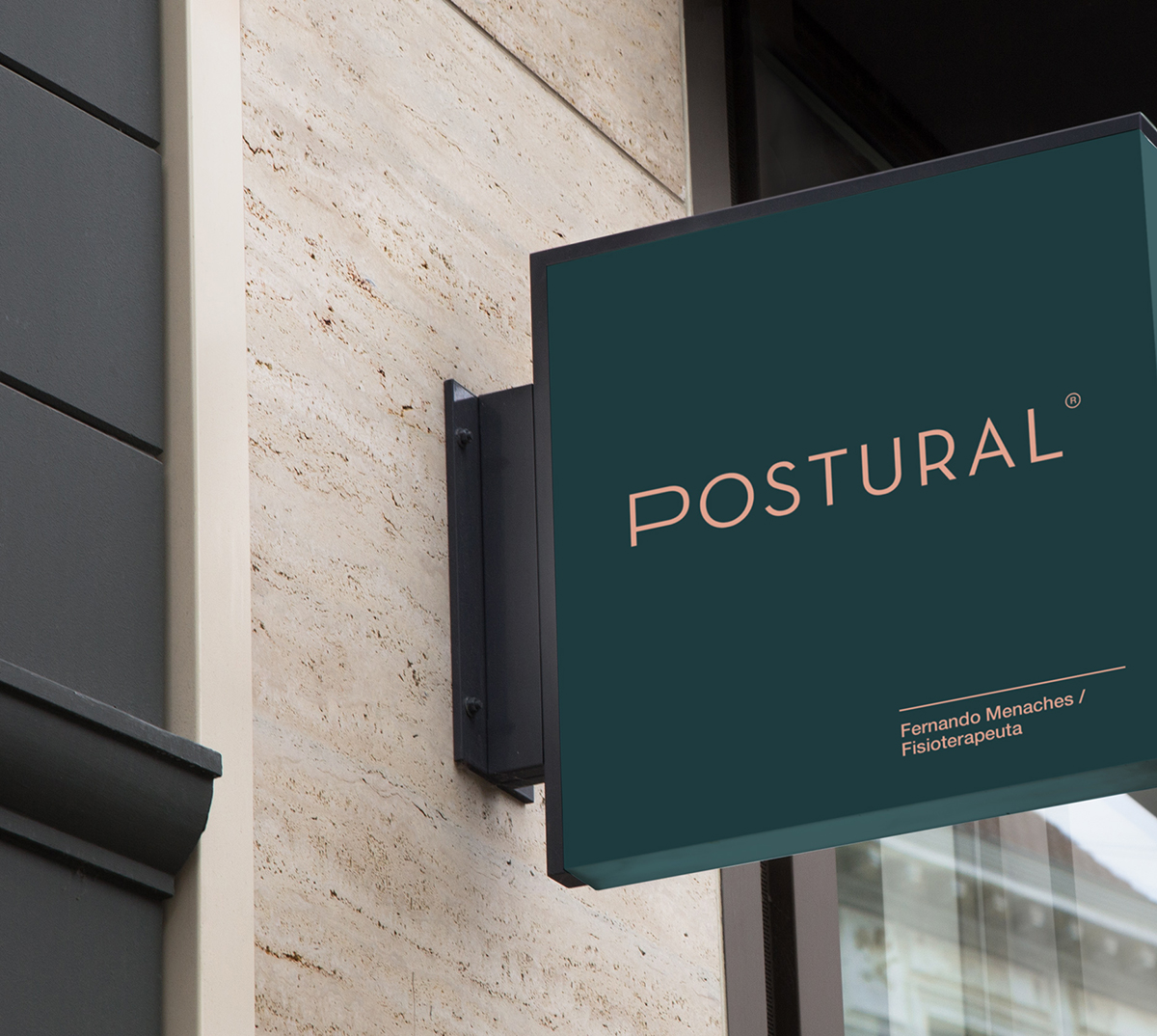 Diseño y desarrollo de identidad visual corporativa para Postural. Banderola exterior.