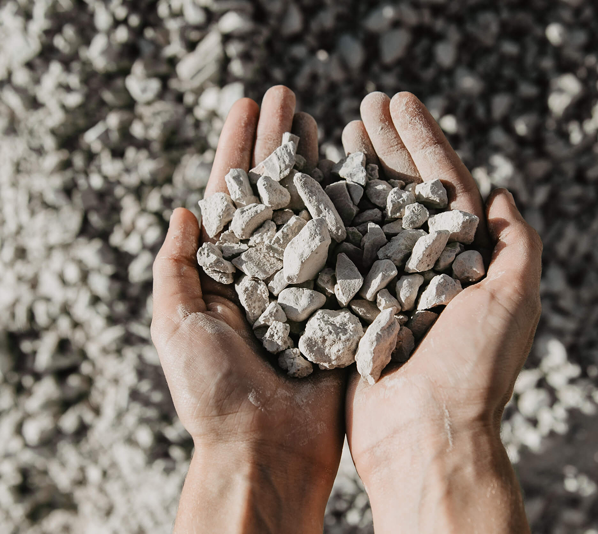 Diseño y desarrollo de website corporativo para Recamed. Fotografía detalle piedras.