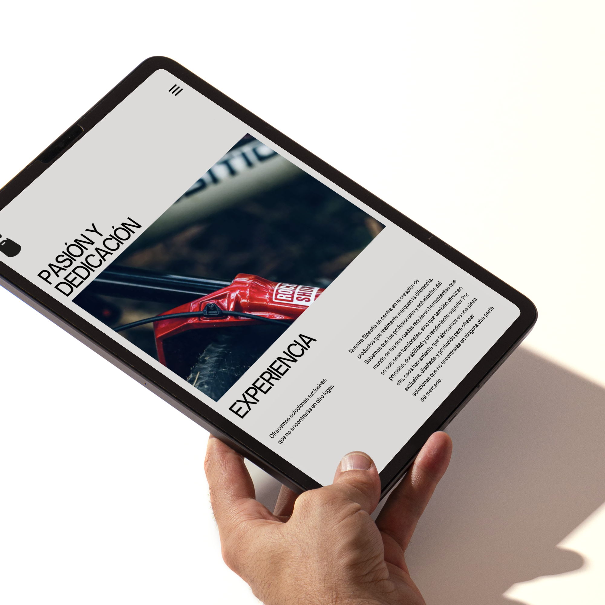 Diseño y desarrollo de website corporativo para Rosillo Tools. etalle website en iPad sostenido por una mano.