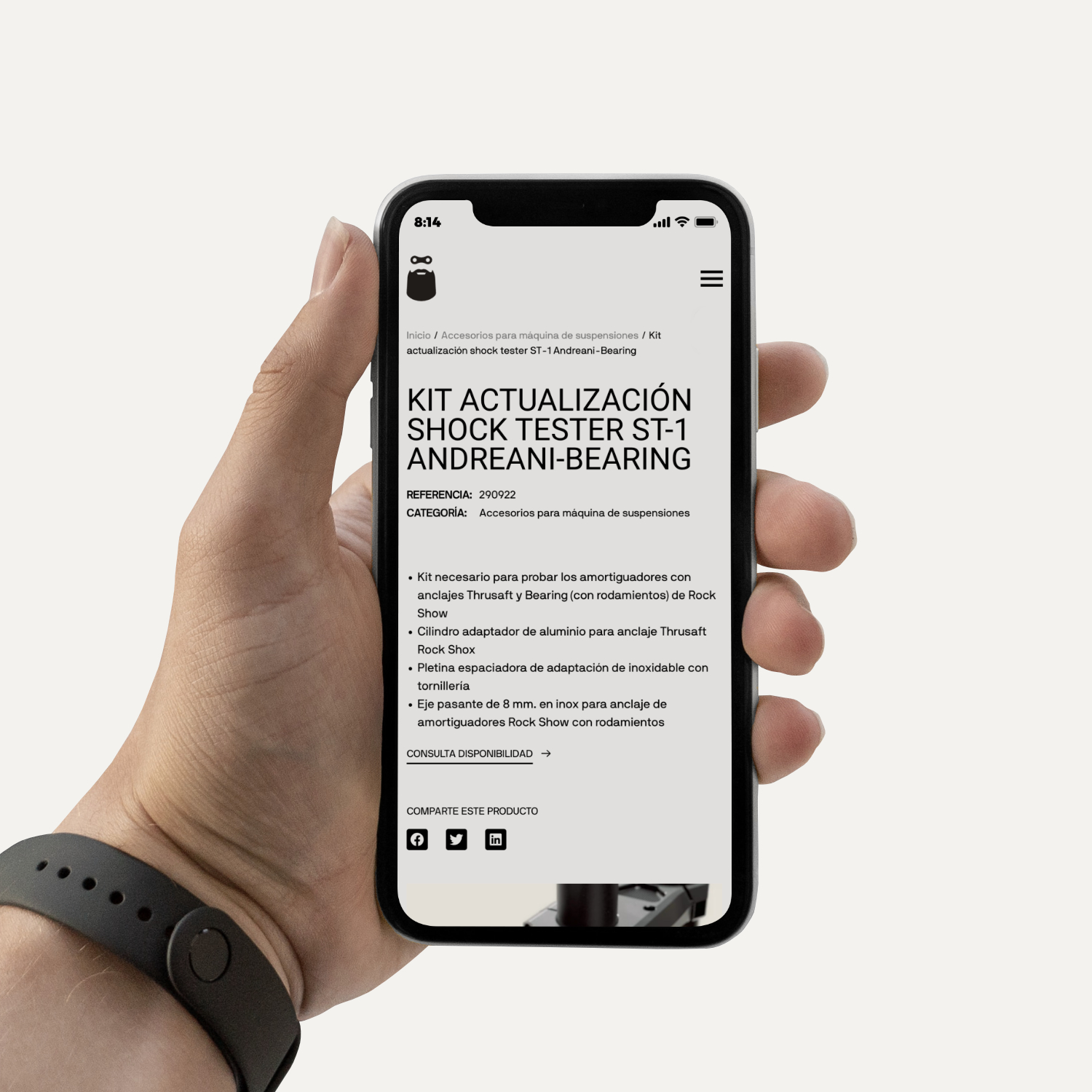 Diseño y desarrollo de website corporativo para Rosillo Tools. Detalle website en iPhone sostenido por una mano.