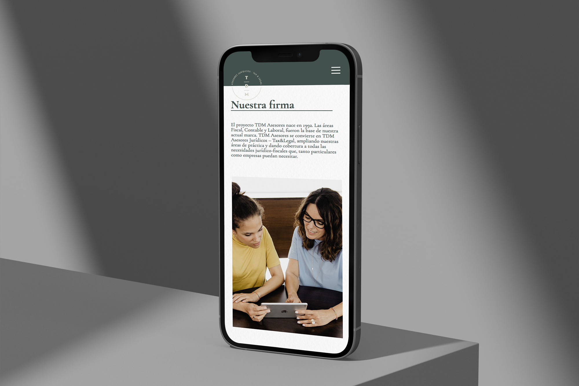 Diseño y desarrollo de website corporativo para TDM Asesores Jurídicos-Tax&Legal. Vista sección web mobile.