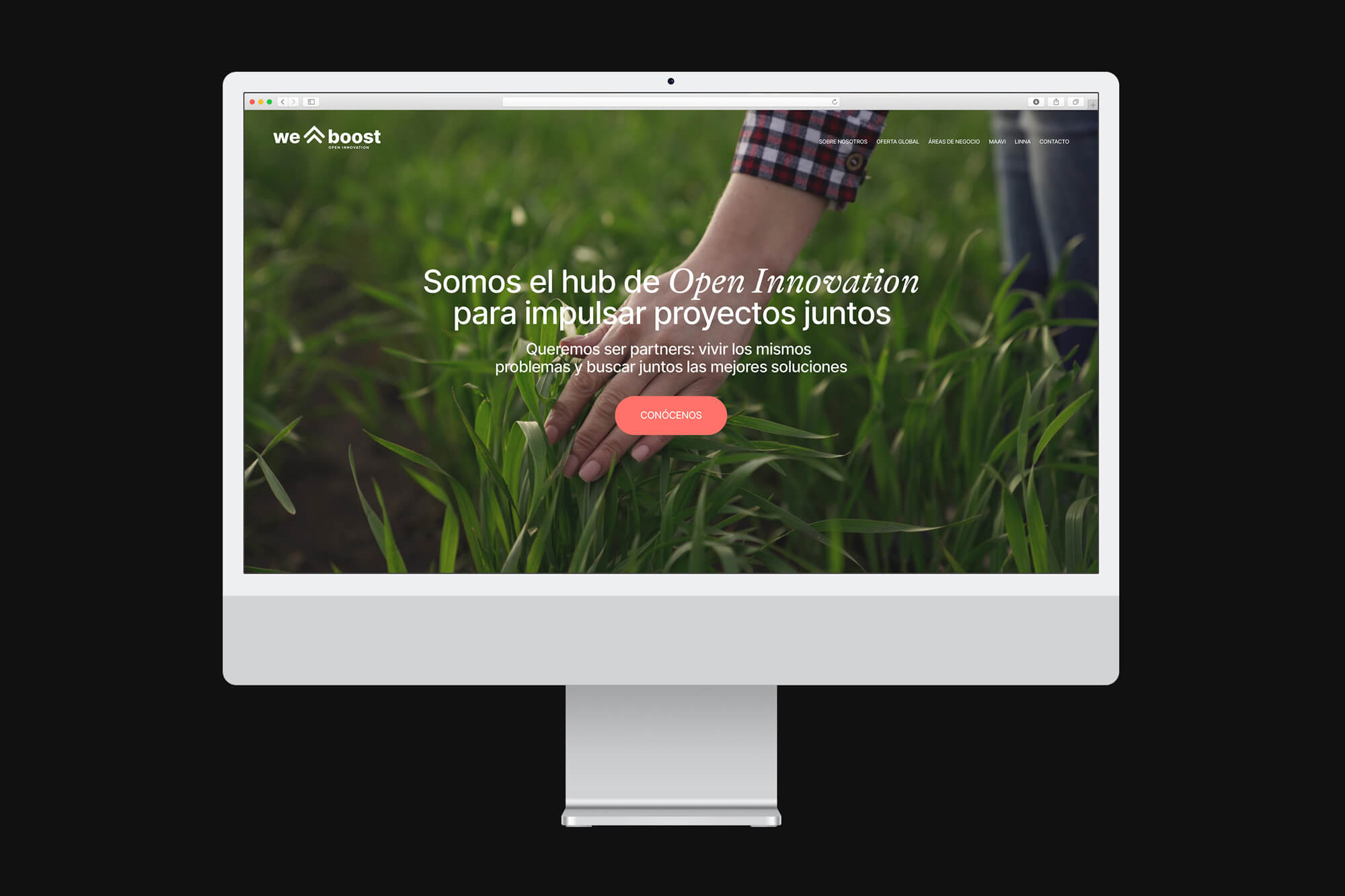 Diseño y desarrollo de website corporativo para Weboost. Vista iMac sobremesa.